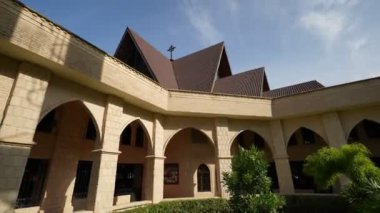 Bukit Mertajam, Penang, Malezya - 29 Haziran 2023: Kemerli küçük St. Anne Bazilikası ve üzerinde haç işareti