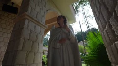 Bukit Mertajam, Penang, Malezya - 29 Haziran 2023: Minor Basilica St Anne 'de kanat heykeliyle melek etrafında yörünge