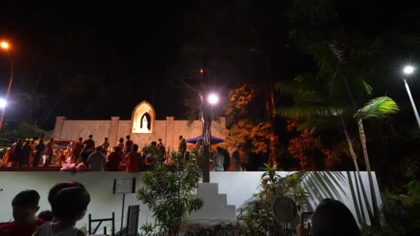 马来西亚槟城Bukit Mertajam 2023年7月28日 年夜饭期间 慢动作的人们聚集在圣安教堂外 — 图库视频影像