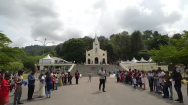 Bukit Mertajam, Penang, Malezya - 29 Haziran 2023: Kilisenin önünde duran bir grup insan para dileniyor