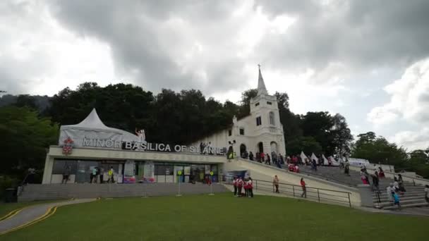 ペナン マレーシアのブキットメルシャム 7月29日2023 曇りの日の聖アン教会の外に立っている人々のグループ — ストック動画