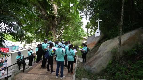 马来西亚槟城Bukit Mertajam 2023年7月29日 身穿蓝色衬衫的慢动作爱好者站在圣安教堂山腰的十字标志上 — 图库视频影像