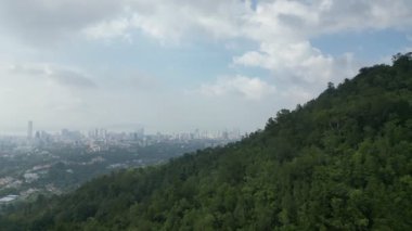 Gökyüzü görünümündeki tepe noktasından panoramik şehir manzarası