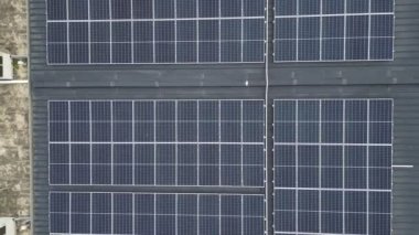 Geniş bir güneş paneli dizisiyle inşa edilerek yenilenebilir enerjiden yararlanıyor.