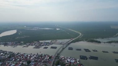 Nehir boyunca uzanan bir köprünün havadan görünüşü