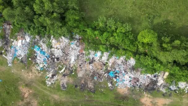 航空機は自然の中心に大量のゴミ捨て物を撮影し 環境へのヒトの廃棄物の影響を示しています — ストック動画