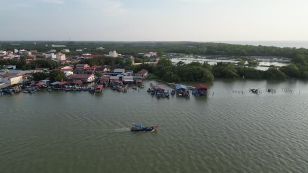 Luftaufnahme Fischerboot Bewegt Sich Fluss Sungai Kerian Dorf Sungai Udang — Stockvideo