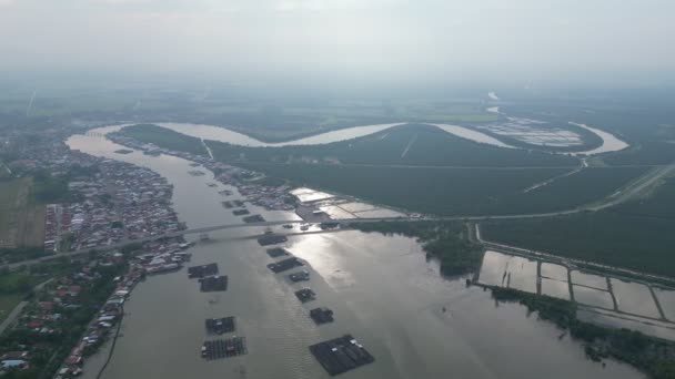 Eine Luftaufnahme Eines Flusses Der Morgens Durch Ein Fischerdorf Fließt — Stockvideo