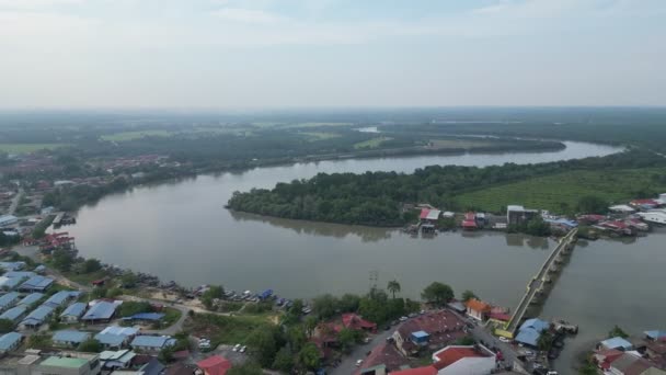 Sungai Kurau Fließt Neben Der Stadt Luftaufnahme — Stockvideo