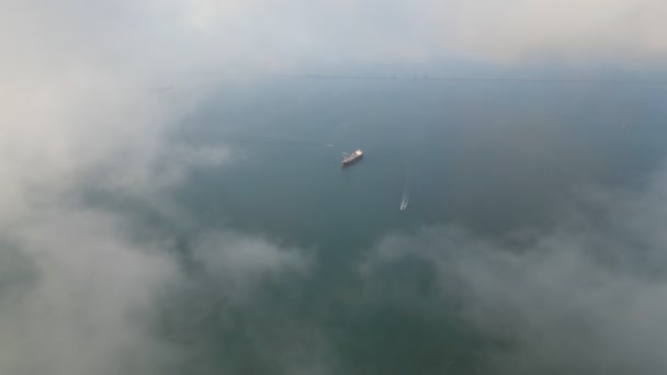 Container Vista Navio Nuvem Nevoeiro Manhã Estreito Malaca — Vídeo de Stock