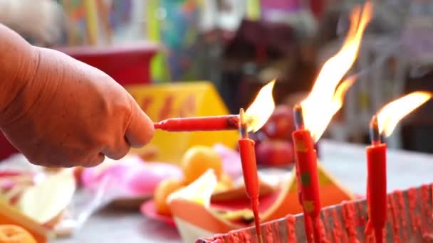 饥饿鬼节期间 中国的信徒在桌上点着蜡烛 — 图库视频影像