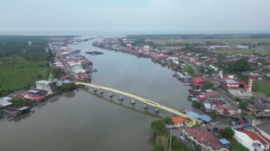 Kuala Kurau 'daki sarı yaya köprüsünden geçen nehrin hava görüntüsü.