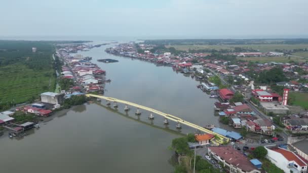 Luftaufnahme Eines Flusses Der Durch Eine Gelbe Fußgängerbrücke Kuala Kurau — Stockvideo