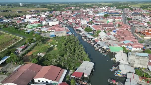 Luftaufnahme Einer Fischerstadt Mit Einem Fluss Der Durch Sie Fließt — Stockvideo