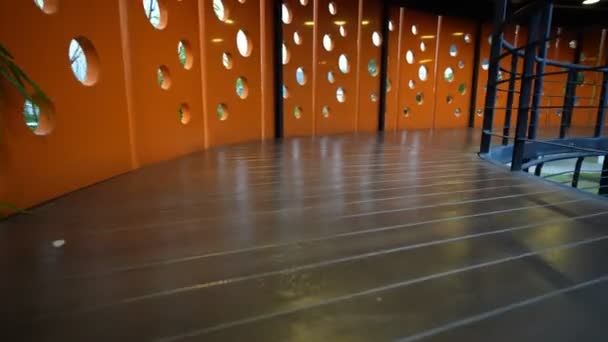 Houten Vloer Oranje Muren Kinderpark — Stockvideo
