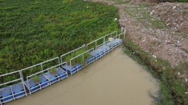 Huzurlu bir su kütlesi boyunca uzanan resim gibi bir köprü
