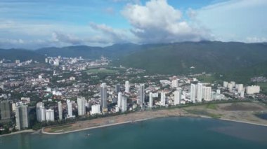 Havadan bakıldığında, arazi ıslah sürecinin karmaşıklığı, Gurney Körfezi ve yeni toplulukların doğuşu görülüyor.