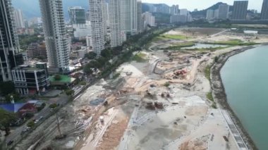 Geri kazanılmış toprakların büyüleyici yolculuğunu belgeleyen hava görüntüleri. Gurney Körfezi 'nin canlı şehir manzaralarına dönüşmesi.