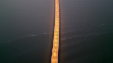 Hava Pençesi İkinci Köprüsü günbatımında sakin denizi kaplar..