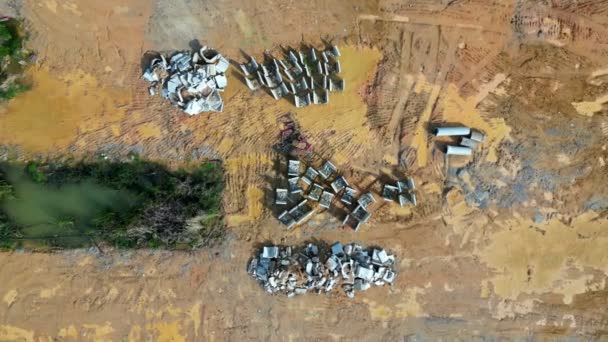 Tembakan Udara Melihat Bawah Bahan Konstruksi Situs Tanah Kuning — Stok Video