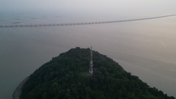 Torre Telecomunicação Vista Aérea Colina Perto Ilha Com Fundo Ponte — Vídeo de Stock