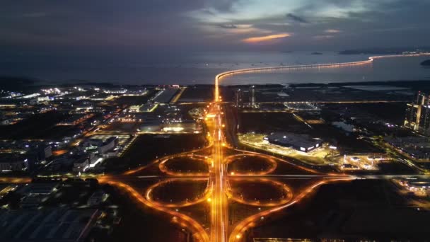 Tidsförskjutning Flygbilder Fånga Det Dynamiska Flödet Bilstrålkastare Vid Större Motorvägskorsning — Stockvideo