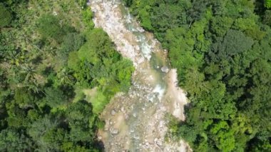 Su zarif bir şekilde dokulu kayaların üzerinde hareket eder. Hava görünümü