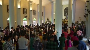 Bukit Mertajam, Penang, Malezya - 29 Haziran 2023: St Anne 'e mum sunmak için kuyruğa giren üst düzey hacılar