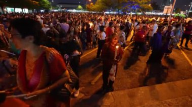 Bukit Mertajam, Penang, Malezya - 29 Haziran 2023: Bayram kutlamaları sırasında mum ışığında Aziz Anne 'in lütfu.