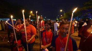 Bukit Mertajam, Penang, Malezya - 29 Haziran 2023: Dindarlar kilisedeki Aziz Anne Günü onuruna düzenlenen resmi mum nöbetine katılırlar.