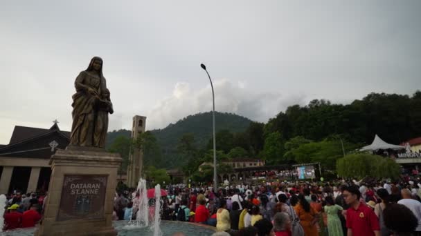 ペナン マレーシアのブキットメルシャム 7月29日2023 彫像聖アンとメアリーと噴水の周りに立っている人々のゆっくりとした動きの群衆 — ストック動画