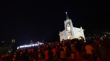 Bukit Mertajam, Penang, Malezya - 29 Haziran 2023: Dindarlar, Aziz Anne Günü 'nde mum kutsamalarıyla adanmışlığın parıltısını yaşıyorlar.