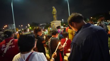 Bukit Mertajam, Penang, Malezya - 29 Haziran 2023: Festivalde hacılar mum yakarken ışıl ışıl ibadet.