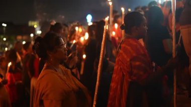 Bukit Mertajam, Penang, Malezya - 29 Haziran 2023: Aziz Anne için mum ışığında adaklarla aydınlık hacca gitmek