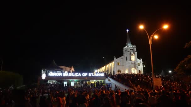 ペナン マレーシアのブキットメルシャム 7月29日2023 聖アンのお祭りの間に教会の前に立っている人々の大群衆 — ストック動画