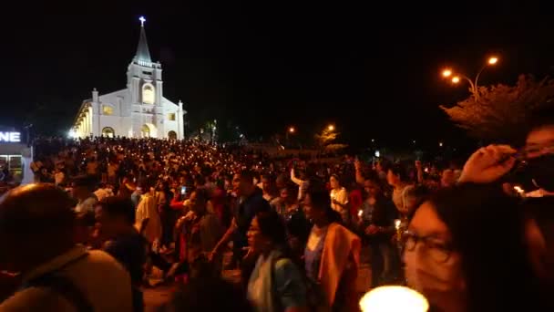ブキットメルサム ペナン マレーシア 7月29日 2023 団結と献身の瞬間 ストルアン教会の前にろうそくを保持する群衆 — ストック動画