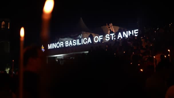 ペナン マレーシアのブキットメルシャム 7月29日2023 聖アンネのミナーバシリカで夜に建物の周りに立っている人々の群衆 — ストック動画