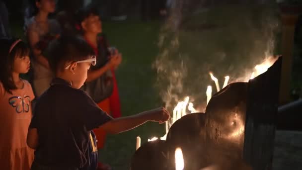 Букіт Мертаям Пенанг Малайзія Липня 2023 Діти Запалюють Свічки Святі — стокове відео