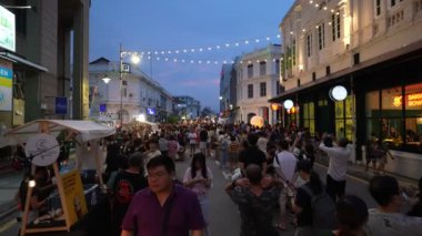 George Town, Penang, Malezya - 30 Haziran 2023: George Town Festivali sırasında Beach Street 'te insanlarla dolu ağır çekim hareketli şehir caddesi