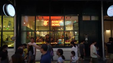 George Town, Penang, Malezya - 30 Temmuz 2023: Saigon Bowl mağazasının önünde duran büyük bir grup insan