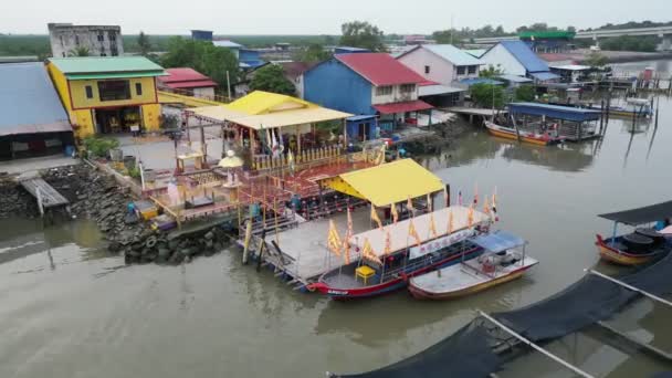 クアラ クラウ マレーシア 8月02 2023 中国の文化儀式 ボートによる川巡礼 水上での神聖な旅 — ストック動画