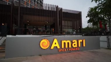 Bayan Lepas, Penang, Malezya - Ağustos 05 2023 Canlı ve göz alıcı tabela Amari SPICE Penang bir binanın yan tarafında süsleniyor