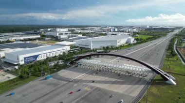 Batu Kawan, Penang, Malezya - 13 Ağustos 2023: Bandar Cassia Toll Plaza in and Industrial Park view from above