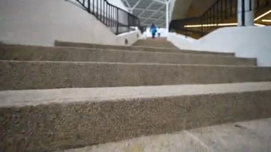 POV görüntüsü, merdivenlerden çıkan bir kişi.