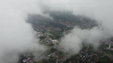 Bukit Mertajam şehrinin bulutlarla çevrili hava manzarası