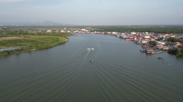 Luftaufnahme Vom Fischerboot Zurück Zum Dorf Sungai Kerian Penang — Stockvideo