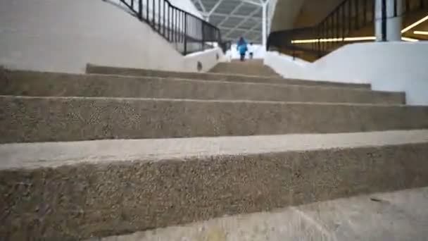 Pov 階段を歩いている人を見る — ストック動画