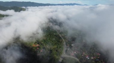 Genel bakış açısıyla Baling 'deki bir Malezya köyünün sakinliğini yakalamak alçak bulutların altında gizleniyordu.