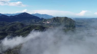 Baling, Kedah, Penang 'da alçak bulutlarla kaplı bir yamacın sakin atmosferi