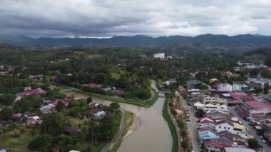 Kuş bakışı perspektif geleneksel Malezya köyünde kıvrılan bir nehrin manzaralı güzelliğini gösteriyor